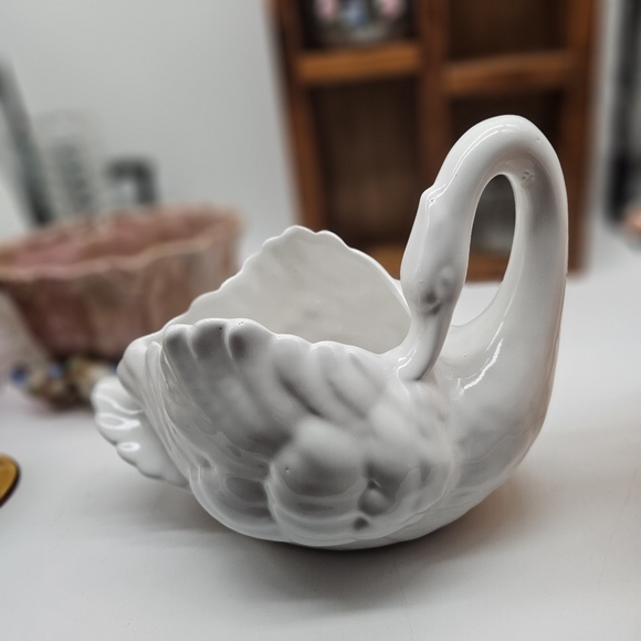 White swan planter - Picture 2 of 6